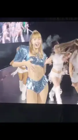 Day2 goers got good outfit, good song…. 🤟🫶 #LISA #LALISA #BLACKPINK  LISA FASCINATES SINGAPORE  #BLACKPINKinSG_LISA #BLACKPINK_DEADLINE