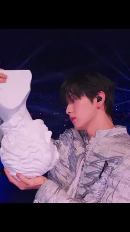 So handsome #soobin #txt #2025mamaawards 