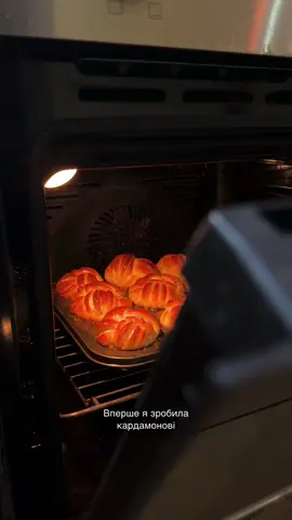 Кардамонові булки які я скоро готуватиму втретє! На 12 булок (в форму для мафінів) Тісто: 370 г сильного борошна (зернарі селект)  40 г цукру  5 г сухих дріжджів (живих теж можна, просто помножте на три) 5 г солі  185 г теплого молока 1 яйце  65 г масла Спочатку замісіть все окрім масла, потім додайте масло і вимішуйте хвилин 10-15 поки тісто не стане класним тістом 🫰залишити при кімнатній температурі на +- годину поки не збільшиться вдвічі Начинка: 75 г розмʼякшеного масла  75 г цукру (можна звичайний+коричневий 50/50) 3 г кардамону    Все поєднати Коли тісто підійшло розкатайте його в прямокутник +- 30*60, розмажте по ньому начинку і складіть як на відео, щоб вийшов прямокутник +- 10* 60. Розділіть його на 12 смужечок а далі як на відео: кожну розрізати на 4 тоненькі смужки і скласти їх в булочки.  Якщо хочете робити булки без форми для кексів а просто на деко довільної форми, то і розкатувати можете в прямокутник іншої форми, і розрізати на довші вужчі смужки одразу. Загалом рекомендую подивитись відео в інтернетах як ці булки скручують і керуватись ними.  Далі булкам дати піднятись хвилин 40-годину, змастити яйцем і в духовку на 15-20 хвилин.  Дістаєм з духовки, змащуємо сиропчиком і зʼїдаєм все деко за раз 💘