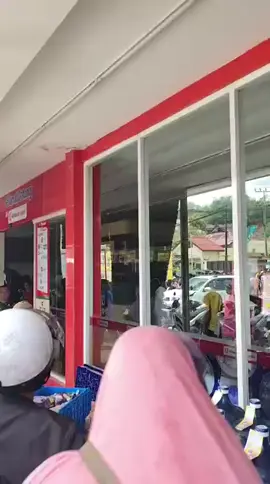 Sudah lima hari Sibolga-Tapteng mengalami krisis berat: listrik padam, air bersih tidak mengalir, dan logistik semakin menipis. Warga terpaksa berebut kebutuhan pokok karena kelaparan dan ketidakpastian. Harga-harga melonjak tajam karena kondisi darurat, sementara masyarakat semakin terdesak. Kami memohon pemerintah pusat dan daerah untuk turun tangan secepatnya. Sibolga- Tapteng butuh bantuan darurat: pasokan air bersih, listrik, makanan, dan stabilisasi harga. Mohon agar pembagian bantuan dilakukan secara merata di setiap daerah, agar tidak ada warga yang tertinggal dan semuanya mendapatkan hak yang sama. Setiap jam yang terlewat menambah penderitaan warga. Tolong, segera ambil tindakan. Sibolga-Tapteng tidak bisa menunggu lagi. #bencanaalam #sibolga #tapteng #prayforsumaterautara #longsorbanjirsumaterautara