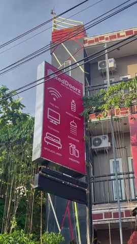 Salah satu penginapan yang kita rekomendasiin, lokasinya deket Mall Ewalk Balikpapan, dan start dr 100ribuan udh dpt full fasilitas guys Jangan lupa ordernya pake Aplikasi RedDoorz dan gunain vocher “YUKNGINEP” biar dpt potongan harga yg bestdeal🥰 #REDTRAVELERS #RedDoorz #BukaSemuaPintu #YUKNGINEP #RedDoorzIndonesia 