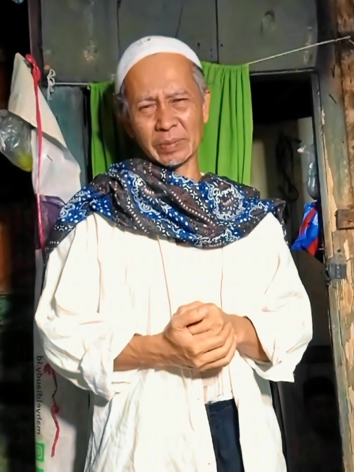 Apakah kita mengira bahwa hidup ini bukan pilihan? Padahal sejak ruh ditiupkan ke raga, manusia telah diberi dua lorong: satu terang benderang, satu lagi gelap yang menggoda. Dan setiap langkah yang kita taruh di tanah ini selalu ditagih oleh hukum ilahi: apa yang kau pilih, itulah yang menuntunmu.  Ketika kita terperosok di jalan yang salah, jangan buru-buru mengutuk takdir karena takdir bukan cambuk yang memaksa, melainkan ladang yang menunggu kita menanam. Dan benih yang kita lempar ke tanah, itulah takdir kita. Bukan pada hasil, tapi pada pilihan untuk menanam. “Siapa yang ingin, hendaklah beriman; dan siapa yang ingin, hendaklah kafir.” (QS : Al-Kahfi :29) Ini bukan ajakan maksiat, tapi penegasan bahwa pilihan itu diberikan dan kelak akan dipertanggungjawabkan.  “Allah tidak mengubah nasib suatu kaum sampai mereka mengubah apa yang ada pada diri mereka.” (QS : Ar-Ra’d:11)  “Bersemangatlah pada yang bermanfaat bagimu, mintalah pertolongan Allah, dan jangan lemah.” (HR. Muslim)  Semua dalil ini menyatukan satu makna: manusia dipersilakan memilih, lalu Allah menetapkan akibatnya.  Takdir Muallaq dan Takdir Mubram  Takdir Muallaq (Takdir yang Tergantung Pada Usaha)  Yakni ketentuan Allah yang bisa berubah dengan doa, amal, atau sebab tertentu.  Dalilnya : HR. At-Tirmidzi  “Tidak ada yang dapat mengubah takdir selain doa.”  Contoh: Umur seseorang bisa panjang atau pendek sesuai amal silaturahmi.  Takdir Mubram (Takdir yang Tidak Bisa Diubah)  Inilah takdir yang sudah 