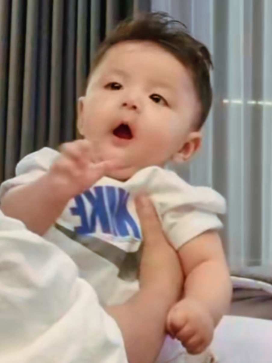 sehat anak ganteng mami R, enduw ngana so ky ubi kupas depe putih #andrew  #erica #andrewneil  #andrewraxyneil #ericarl 