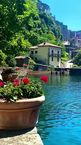 BORGHI - ITALY 🇮🇹💚🤍❤️  borghi d’Italia sono piccoli centri storici, spesso di origine medievale o rinascimentale, che conservano atmosfere autentiche, tradizioni vive e un patrimonio artistico e paesaggistico straordinario.  Nei borghi si respira un ritmo tranquillo. L’accoglienza è genuina, i rapporti sono più diretti e la vita quotidiana segue ancora le stagioni. #borghiitaliani #perte  #fyp #foryoupage❤️❤️ #viralvideos 