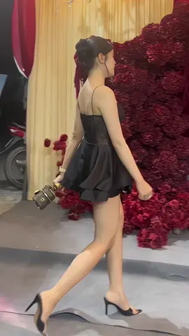 Đi đám cưới Tân Trụ một mìngg, hong có xin día làm cu dâu 😗