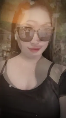 Thân em nửa nát nửa lành, vẽ tình chưa trọn. Vẽ đời không xong.