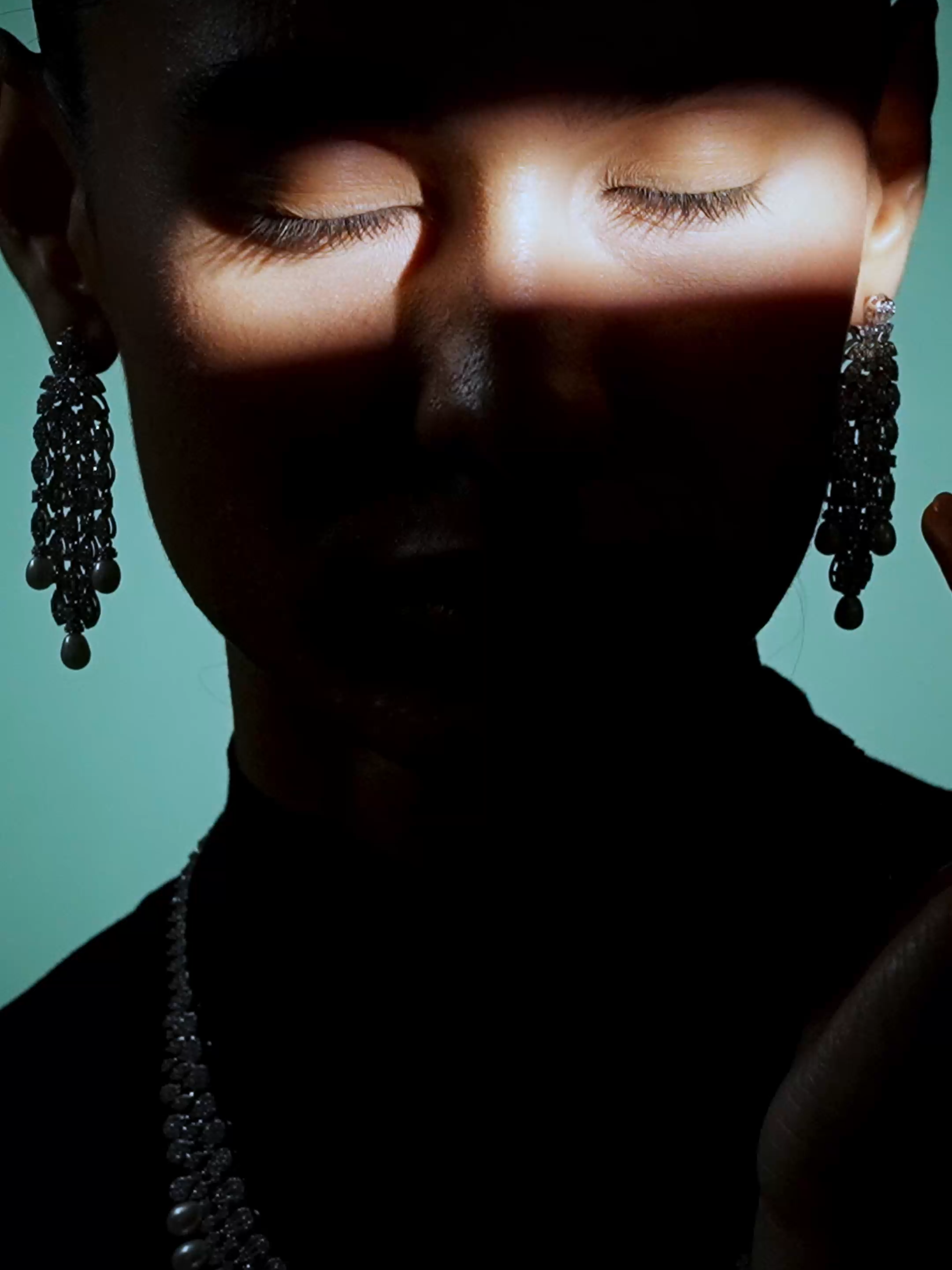 تميزي بحضور ساحر مع مجوهرات فايندرا المصنوعة من الفضة الخالصة عيار 925 والمطعّمة بالأحجار الطبيعية الساحرة، استغلي عروضنا الحصرية بمناسبة يوم الاتحاد من 40 % الى 50% في جميع فروع الامارات. زورينا الآن!