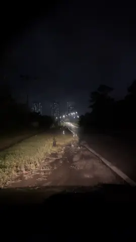 #livehighlights #tiktoklive  Mula-mula saya ada job hantar customer dari KK pigi 1B. Tengah jalan, tiba-tiba masuk satu lagi job dari Klagan Regency pigi Sektor Perubatan SPU UMS. Saya pun ingat memang dalam kawasan UMS juga lah, jadi saya accept saja. Tapi bila ikut map… lain pula jalan dia. Jalan masuk tempat gelap, tepi hutan, kiri kanan sunyi. Sebelah memang kawasan UMS, tapi sebelah lagi tu sudah masuk Kg Saga — blacklist area. Dari situ saya memang sudah rasa tidak sedap hati, lagi pula penumpang saya budak lelaki, muka baik-baik. Dalam perjalanan saya tanya dia, “Pigi mana? Jumpa kawan lelaki ka perempuan?” Dia jawab, “Jumpa GF… baru kenal seminggu, first time meet.” Saya tanya umur, rupanya baru 16 tahun. Sampai di lokasi tu, perasaan risau makin kuat. Budak tu tiba-tiba cakap, “Bang, boleh kah dari sini terus pigi 1B? Saya tambah RM15.” (Harga asal RM5, jadi total RM20 lah gitu.) Saya pun jawab, “Boleh bah dik. Mana sudah tu GF kau?” Tunggu punya tunggu… Tiba-tiba pintu kereta belakang sebelah kiri terbuka. Muncul 4–5 orang lelaki dari belakang, dan salah seorang pegang kerambit. Seorang lelaki tanya budak tu, “Ko sama siapa ni?” Budak tu jawab, “Aikk, kau siapa? Saya sama abang Grab bah. Kenapa ni?” Lelaki tu cakap, “Ko keluar dulu boleh kah?” Budak tu sudah panik, “Eh sorry lah bang kalau ada salah. Saya minta maaf bah…” Dalam masa yang sama, seorang lagi kawan dia cuba buka pintu kereta saya. Saya pun dalam hati, eh bah ini sudah lain macam, terus tekan lock, injak minyak, pecut terus tanpa fikir apa-apa. Mereka sempat tumbuk cermin kereta, tapi nasib baik tidak pecah.