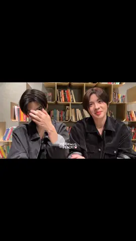 เมื่อพี่ op คนนี้ถามน้อน : ทำไมเวลาคอนเฟตติลอยมาพี่เฟิร์สชอบหยิบใส่มือพี่เติ้ล 🐰 : ไม่รู้เหมือนกันอะคับ เราไม่อยากปล่อยให้น้องร่วงลงไปเฉยๆ อยากเอามา เอามาแล้วสวยดีไม่รู้ให้ใครก็เอาให้พี่เติ้ล : แล้วพี่เติ้ลก็เก็บไว้ตลอด 🐶 : เก็บๆ น่ารัก555555555555 TLE FIRSTONE IN LOVE TONIGHT #MELAxTLEFIRSTONE #เติ้ลเฟิร์สวัน #Firstone_wnk #tle_mtm 