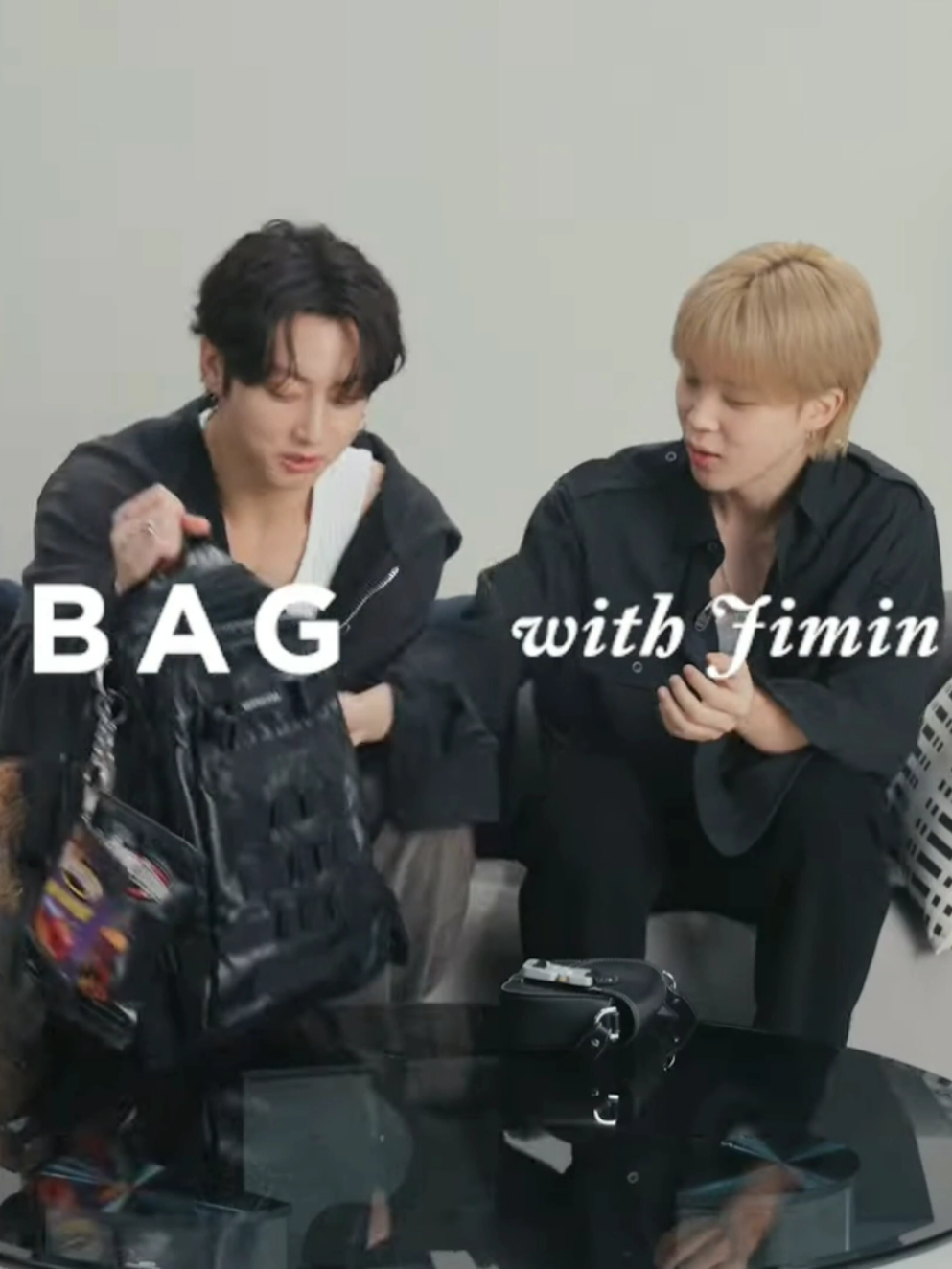 Trong túi của Jimin và Jungkook có gì 🤔 Jungkook ảnh lấy ra món nào t mắc cười món đó :))) Y như Jimin vậy á #jimin #jungkook #jikook #kookmin #babyjiminshi13 @TikTok