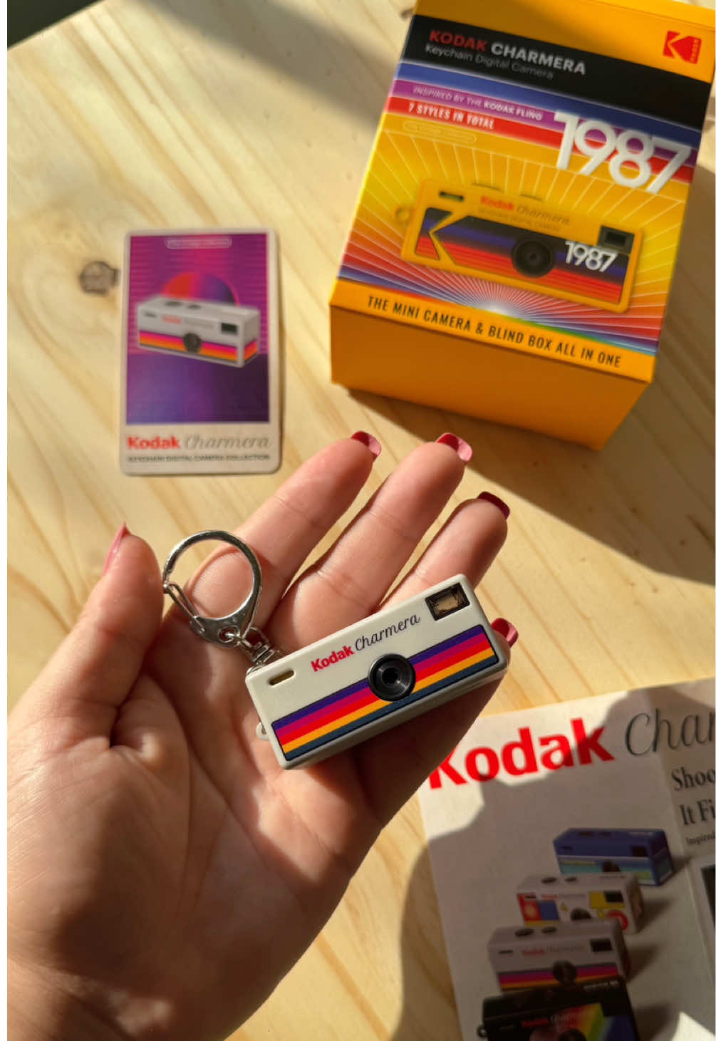 • unboxing labubu do mundinho da fotografia •  essa é a Kodak Charmera, uma mini câmera digital, que tem 7 filtros, 4 photo frames exclusivos, além de fotos ela filma também.  valeu pessoal do @festivaldefilmesvencidos por trazer essa belezinha pra nois <3  #kodakcharmera #unboxing #photo #kodak #kodakcamera 