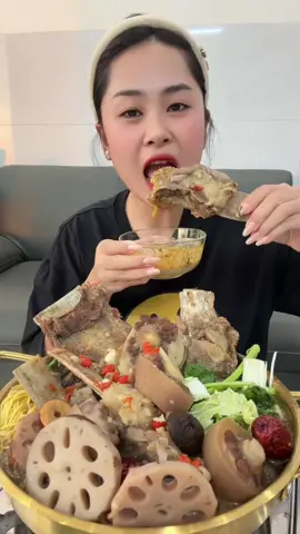 Trời lạnh ăn lẩu sườn bò đuôi bò hầm thuốc Bắc hết bài #dungthichan #vtmgr #mukbang #bepongcau 