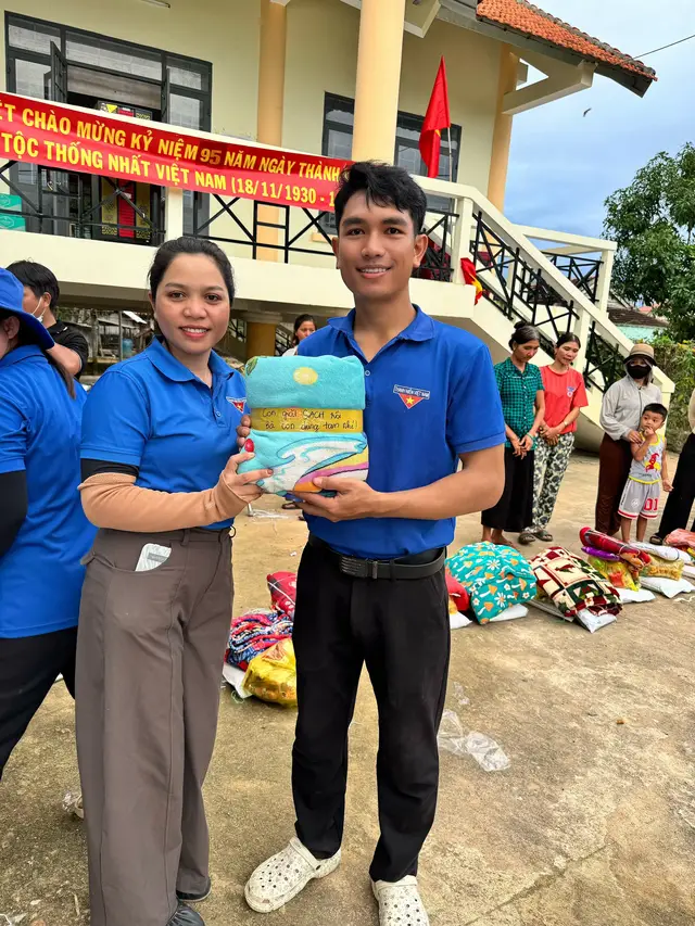 Anh chị em nào tặng cái mền này thì cmt dùm em biết với ạ . Thật sự xúc động khi thấy được sự chu đáo này. Cảm ơn đoàn thiện nguyện PCCC TP HCM 🫶#mientrung #phuyen #sonhoa #2025 