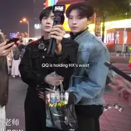 Qiu Ding Jie, what is this behavior? 😭 the way he hides his hand behind the paper bag, trying not to make it obvious 😭😭 #XingQiu #eliothuang #kipukaqiu #huangxing #qiudingjie 