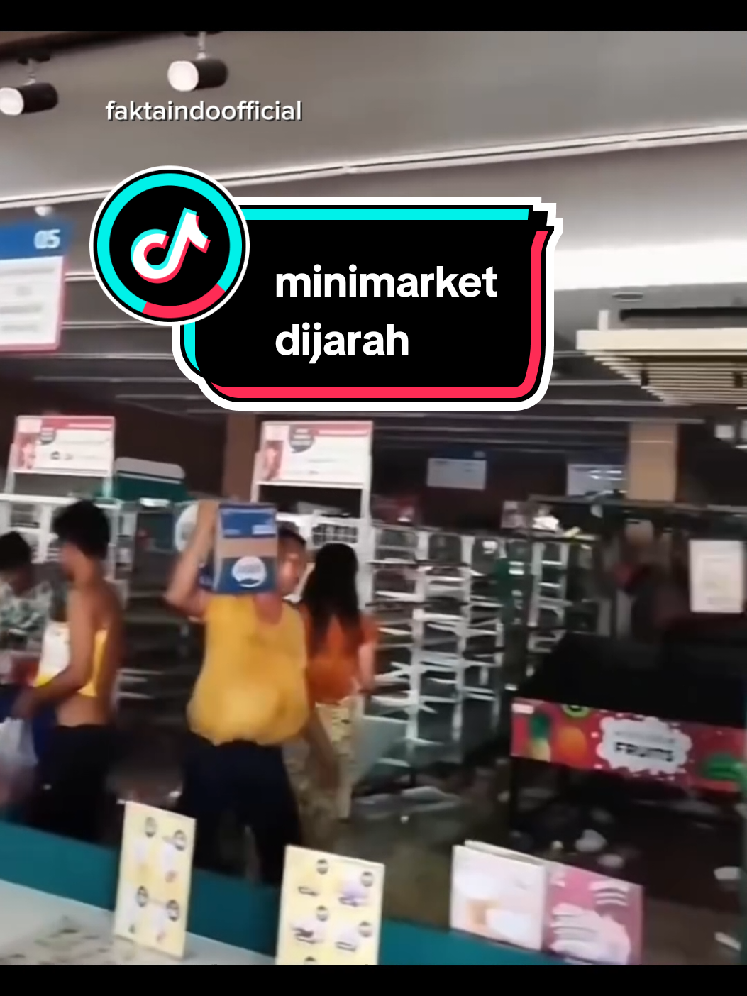 Ratusan Warga Sibolga dan Tapanuli Tengah Menjarah Minimarket Akibat Krisis Pangan Sumatera Utara – Ratusan warga di wilayah Sibolga dan Tapanuli Tengah nekat menjarah sejumlah minimarket pada Sabtu (29/11/2025). Aksi tersebut diduga dipicu oleh kelangkaan bahan pangan pasca banjir bandang dan longsor yang mengisolasi daerah itu sejak awal pekan. Berdasarkan rekaman video yang beredar, warga terlihat memasuki minimarket dan mengambil berbagai kebutuhan pokok. Kondisi ini terjadi lantaran pasokan makanan sangat sulit diperoleh. Banjir dan longsor menyebabkan akses jalan utama terputus sehingga distribusi logistik belum dapat berjalan secara normal. Persediaan pangan semakin menipis, sementara bantuan belum menjangkau seluruh titik terdampak. Faktor cuaca buruk serta keterbatasan armada transportasi turut menghambat pengiriman bantuan melalui jalur udara. Kepala Bidang Humas Polda Sumatera Utara, Kombes Pol Ferry Walintukan, membenarkan terjadinya aksi penjarahan tersebut. “Benar. Saat ini tengah ditangani oleh polres. Kami memantau situasi, mengumpulkan informasi, serta barang bukti,” ujarnya. Masyarakat berharap bantuan pangan dapat segera disalurkan guna mencegah meningkatnya ketegangan dan potensi konflik sosial. #prayforsumatera #bencanaalam #banjirbandang #cctvsibolga #bencananasional 