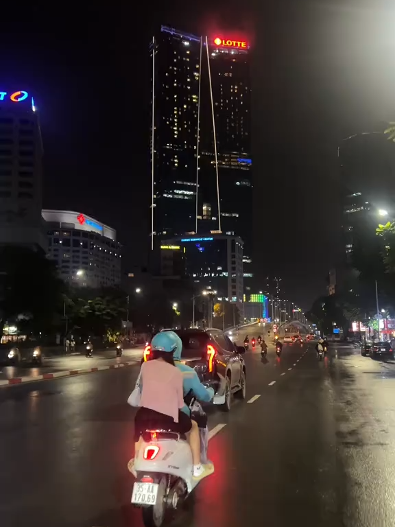 Vậy là sắp hết tháng 11 rồi mà tôi vẫn đi dạo phó lẻ bóng