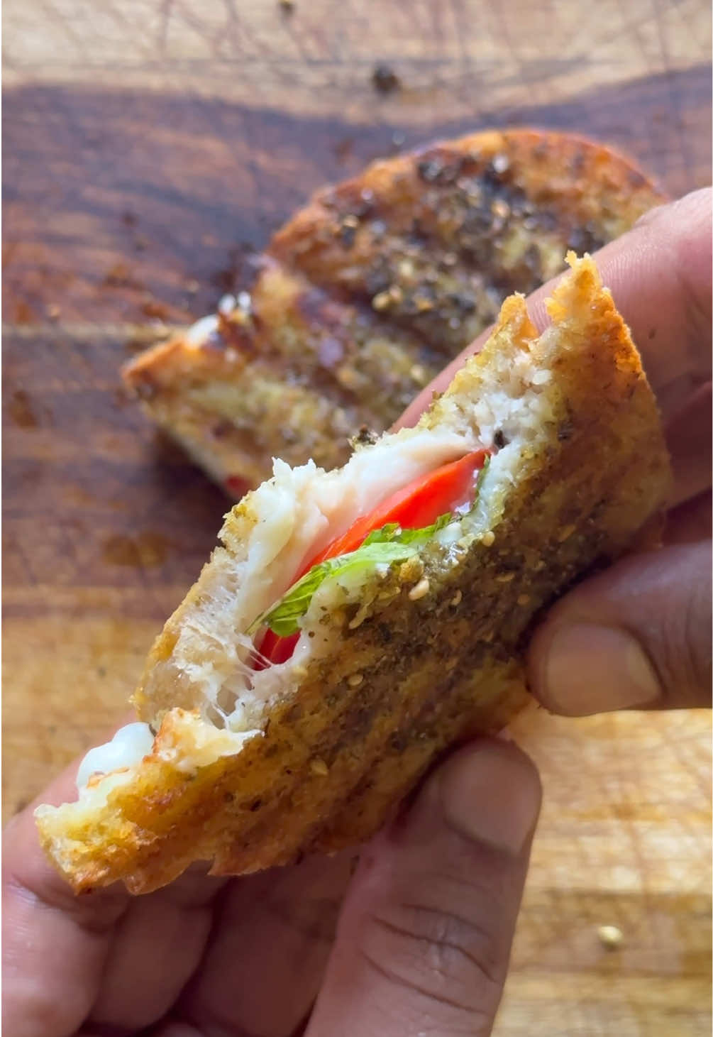 🥪 سندويش الزعتر - Zaatar Sandwich 🥪 المكونات: خبز: قطعتين  زبدة: ملعقة كبيرة  زعتر مجفف: ملعقة كبيرة جبن حلوم و موزاريلا طماط و نعناع Ingredients:  Bread: 2 slices Butter: 1 tablespoon  Zaatar Powder: 1 tablespoon  Mozzarella & Halloumi Cheese Tomato & Mint @thekuwaitichef  @thekuwaitichef   #اكلات_سهله  #طبخات_لذيذه #وصفات_لذيذة #وصفات_سريعة 