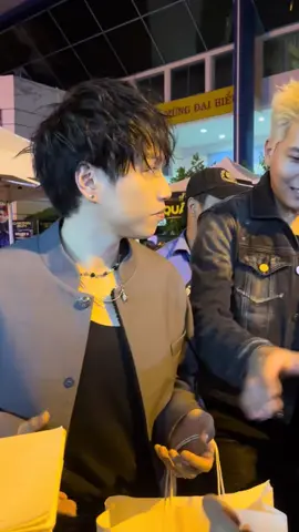 Khôi Vũ tại mini concert của Captain. Mê quá là mê luôn ạ. Ước đc gặp Vũ 1 lần💙 cre: shineur01 #khoivumusic #timeo #phamkhoivu #xuhuongtiktok #fyp 