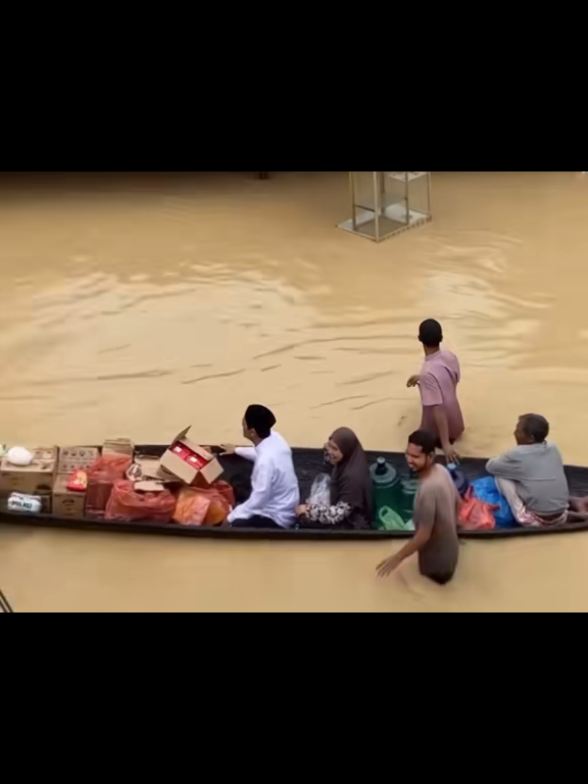 sosok ulama karismatik Aceh Waled lapang membawa bantuan langsung kepada masyarakat #banjir #bantuan #ulama #fyf #tgkmurhabanlampohsiku 