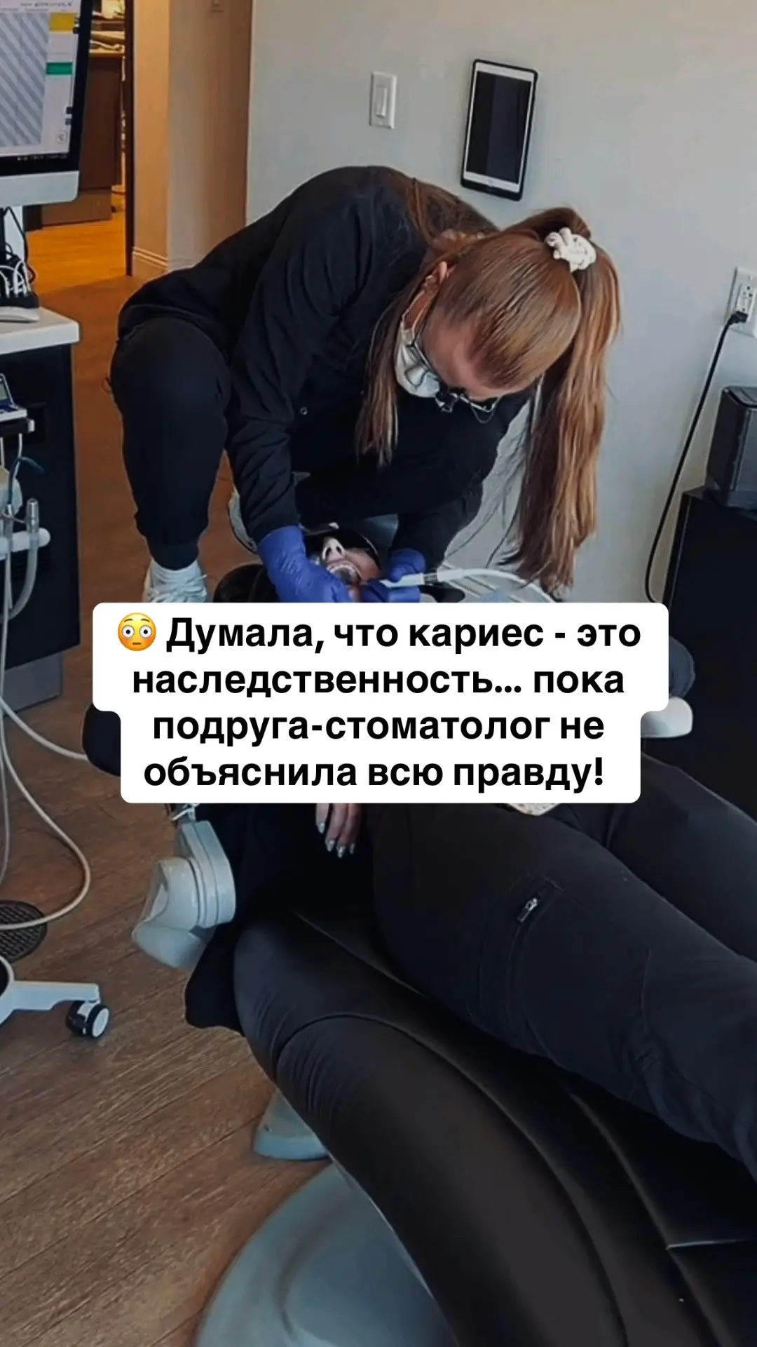 Пока подруга-стоматолог не посмотрела мой уход и не сказала: «Ты сама делаешь себе кариес!» 😅 И это был самый отрезвляющий момент. Оказалось, причина не в генах, а в том, как именно я чистила зубы: — чистила до завтрака, размазывая кислоту по эмали, — пользовалась зубочистками, которые только травмируют дёсны, — полоскала водой, думая, что «этого достаточно», — чистила язык щёткой, создавая запах вместо свежести, — отбеливала пастами и порошками, пока эмаль буквально не начала ныть. Когда я заменила всё на нормальный уход — всё поменялось. Теперь вместо зубочисток — ёршики, вместо воды — пенка EMRA, вместо чистки языка щёткой — скребок + гель, а отбеливание — только через бережную пасту SMARTSIX (арт. на ВБ: #WW120801): нано-ГАП восстанавливает эмаль, а не стирает её. И да… монопучковая щётка каждый вечер — и я забыла, как выглядит налёт на  зубах. ✨ Итог: никакой наследственности. Просто грамотный уход = 3 года без кариеса, запаха и чувствительности. Хочешь схему ухода, с которой у меня ни одного нового кариеса? Пиши «ЗУБЫ» — пришлю чек-лист 💎 #зубы #стоматология #стоматолог #кариес 