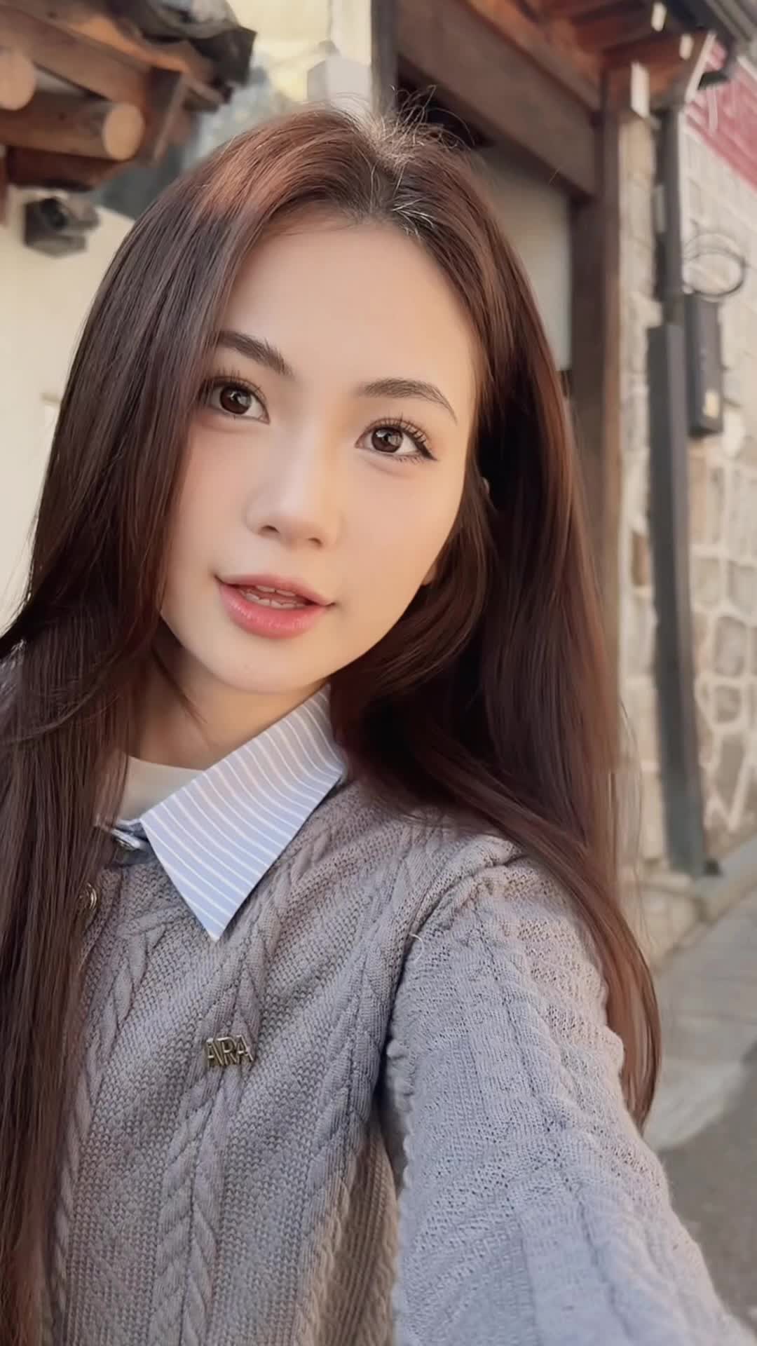 𝑶𝒖𝒕𝒇𝒊𝒕 𝒄𝒉𝒆𝒄𝒌 ✨
𝑭𝒆𝒆𝒅𝒃𝒂𝒄𝒌 𝒇𝒓𝒐𝒎 𝒐𝒖𝒓 𝒎𝒖𝒔𝒆 𝒊𝒏 𝑲𝒐𝒓𝒆𝒂 
Từ những góc phố yên bình ở Hàn Quốc, nàng Phương Anh đã gửi về cho Ara loạt ảnh thật xinh khi diện Faye Top ghi mix chân váy xoè kaki nâu.
Gam ghi – nâu lên hình giữa trời Hàn càng thêm dịu mắt, đúng chuẩn vibe trẻ trung mà nàng nào cũng mê. #Arastore 