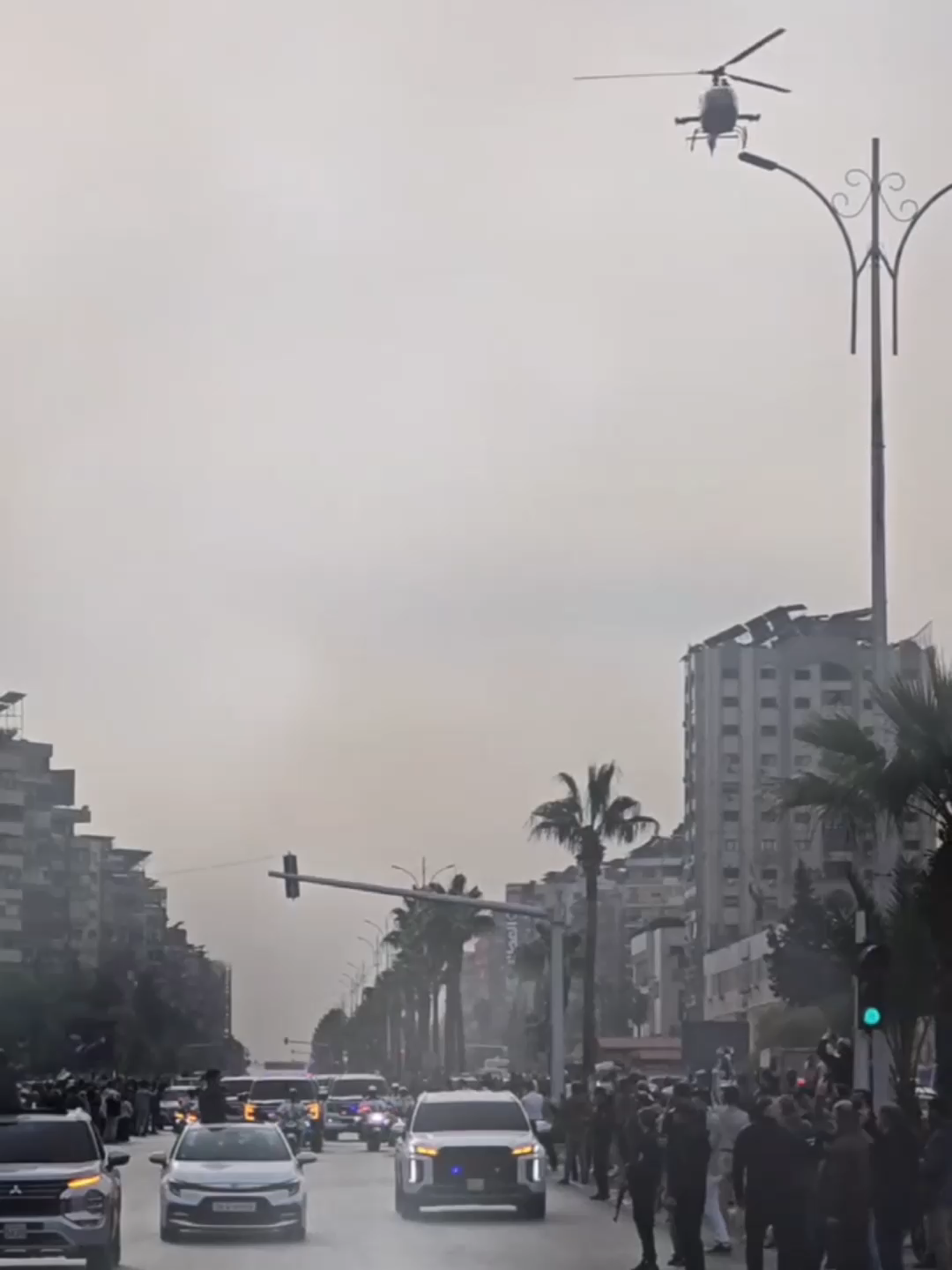 فرحة السوريين لحظة مرور عربات الشرطة بالهوية البصرية الجديدة في شوارع دمشق  عرض مهيب لعربات وزارة الداخلية بعد الإطلاق الرسمي للهوية البصرية الجديدة اليوم، انطلقت العربات من أوتستراد المزة مروراً بساحة الأمويين وصولاً إلى دوار الكارلتون، في استعراض يعكس الهوية العصرية لمركبات الوزارة ورؤيتها لتطوير منظومة العمل المؤسسي   يأتي ذلك في خطوة تهدف إلى تحديث منظومتها وتعزيز قدراتها ضمن خطط تطوير العمل المؤسسي أخبار سوريا اليوم، أهم الأخبار في سوريا على مدار الساعة، سوريا اليوم تغطية مباشرة لأهم الأحداث لحظة بلحظة #سوريا #أخبار_سوريا #سوريا_الآن #سوريا_اليوم #دمشق #دمشق_اليوم #تطورات_سوريا #الأمن_الداخلي #قوى_الأمن_الداخلي #وزير_الداخلية #تغطية_مباشرة #خبر_عاجل #الهوية_البصرية #العربات #مشاريع_سوريا #التطورات_السورية #سوريا_عاجل #تحديثات_سوريا  #أخبار_دمشق