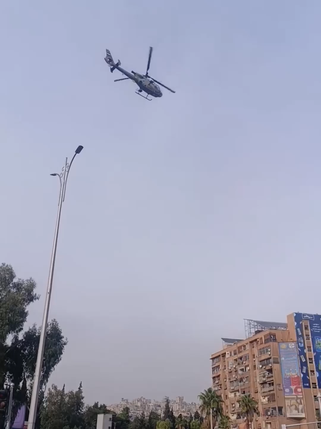 عرض لسيارات الشرطة الجديدة في دمشق اليوم بعد إطلاق الهوية البصرية رسمياً عرض لسيارات الشرطة الجديدة في دمشق اليوم بعد إطلاق الهوية البصرية رسمياً  عرض مهيب لعربات وزارة الداخلية بعد الإطلاق الرسمي للهوية البصرية الجديدة اليوم، انطلقت العربات من أوتستراد المزة مروراً بساحة الأمويين وصولاً إلى دوار الكارلتون، في استعراض يعكس الهوية العصرية لمركبات الوزارة ورؤيتها لتطوير منظومة العمل المؤسسي   يأتي ذلك في خطوة تهدف إلى تحديث منظومتها وتعزيز قدراتها ضمن خطط تطوير العمل المؤسسي  أخبار سوريا اليوم، أهم الأخبار في سوريا على مدار الساعة، سوريا اليوم تغطية مباشرة لأهم الأحداث لحظة بلحظة  #سوريا #أخبار_سوريا #سوريا_الآن #سوريا_اليوم #دمشق #دمشق_اليوم #تطورات_سوريا #الأمن_الداخلي #قوى_الأمن_الداخلي #وزير_الداخلية #تغطية_مباشرة #خبر_عاجل #الهوية_البصرية #العربات #مشاريع_سوريا #التطورات_السورية #سوريا_عاجل #تحديثات_سوريا #أخبار_دمشق