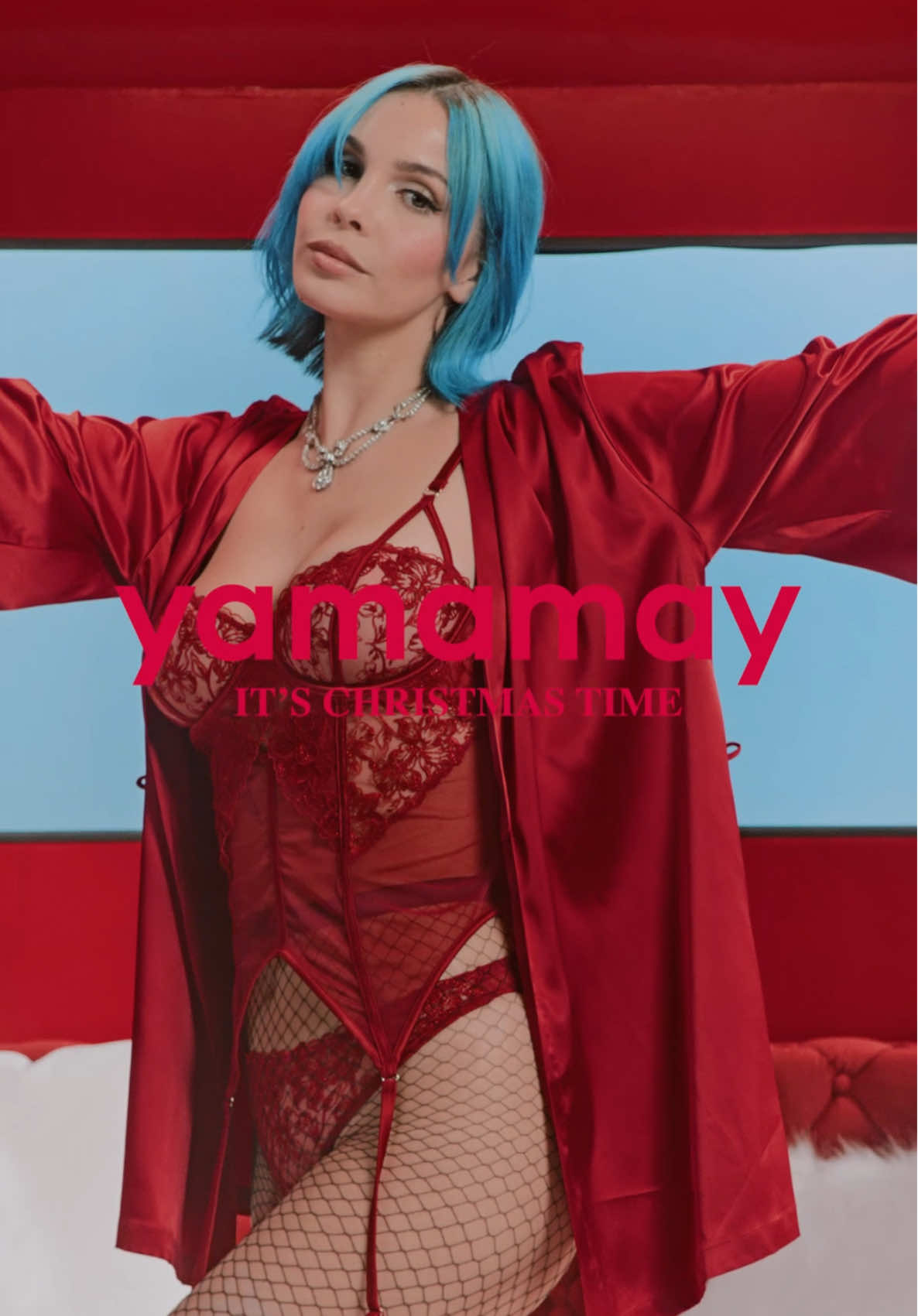 Holiday mode: ON. ❤️🔌 @Rose Villain in total red è l'inspo definitiva di cui avevamo bisogno. Pizzo, dettagli bright e red vibes. ✨ La nuova Xmas Collection ti aspetta 🎁 #Yamamay