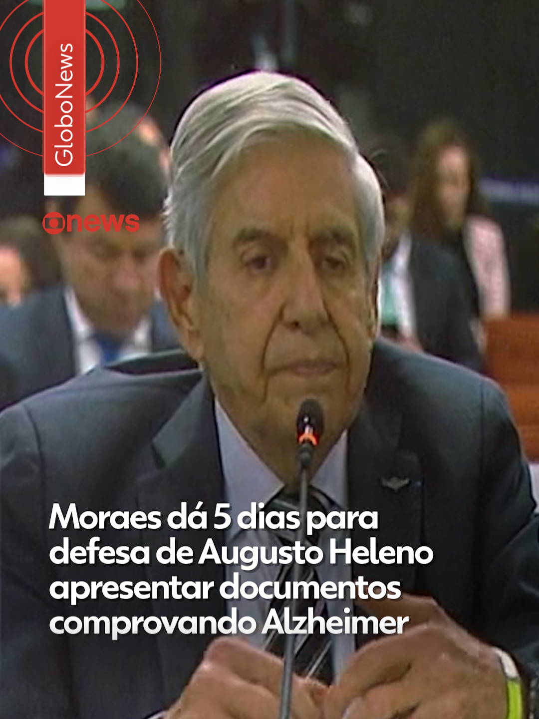 Trama golpista - O ministro Alexandre de Moraes do Supremo Tribunal Federal (STF) concedeu neste sábado (29) prazo de cinco dias para que a defesa do general da reserva Augusto Heleno, ex-ministro do Gabinete de Segurança Institucional (GSI), preso nesta terça-feira (25) no caso da trama golpista, apresente documentos complementares comprovando quadro de saúde. Heleno, que tem 78 anos, alegou, durante o exame de corpo de delito, que teve um diagnóstico e convive com Alzheimer desde 2018 . Ele foi preso nesta terça pelo Exército e pela Polícia Federal (PF) e encaminhado para detenção no Comando Militar do Planalto, em Brasília. Ele foi ministro do governo de Jair Bolsonaro (PL) entre janeiro de 2019 até o fim do mandato, em dezembro de 2022. A prisão ocorreu após o Supremo Tribunal Federal (STF) declarar o trânsito em julgado, ou seja, que não cabem mais recursos no processo, e determinar o início do cumprimento da pena no caso da trama golpista. Heleno foi condenado a 21 anos de prisão, acusado de integrar o núcleo crucial de uma organização criminosa com objetivo de manter o ex-presidente no poder, apesar da derrota nas urnas. Veja mais em #g1. #GeneralHeleno #STF #política #g1política #tiktoknotícias