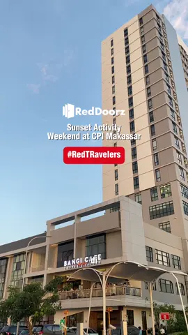 Weekend di Makassar paling enak tuh sunsetan di Sunset Quay CPI—anginnya sejuk, view-nya cantik banget pas golden hour. Habis itu tinggal balik istirahat di RedDoorz Plus @ Hotel Alden Makassar yang lokasinya deket dan nyaman buat short escape. Harga mulai 108ribuan, fasilitas lengkap, dan bookingnya bisa lewat aplikasi @RedDoorz Indonesia . Pakai promo code YUKNGINEP biar lebih hemat! #RedTRavelers #RedDoorz #BukaSemuaPintu #staycation #Makassar 