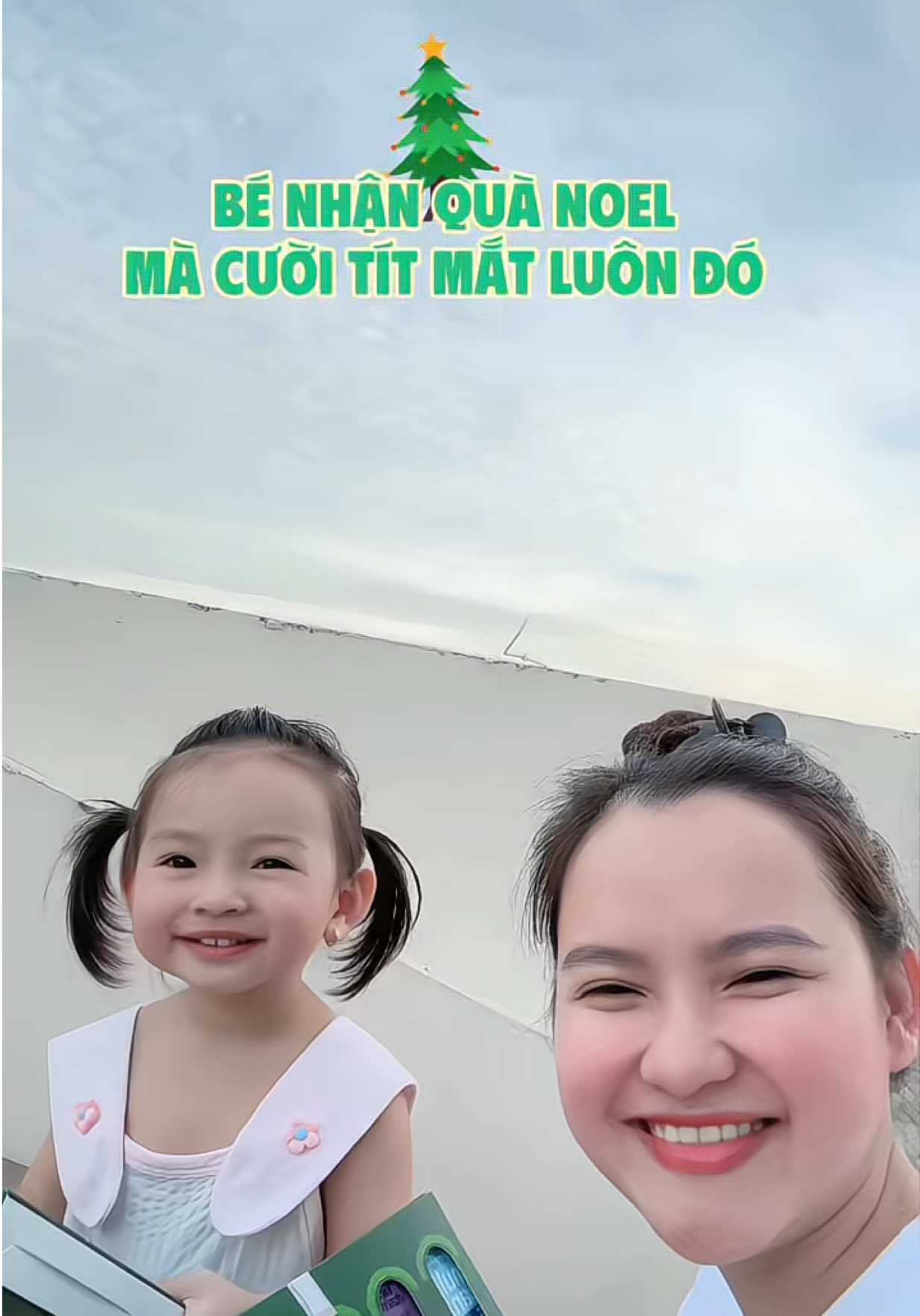 Mở hộp ra là cười tít mắt liền, mà kẹo mút happy vitamin vị đào và vị kiwi ngon lắm nha các mom. #keomutnoel #setquanoel #happyvitamin #keomutvitamin 
