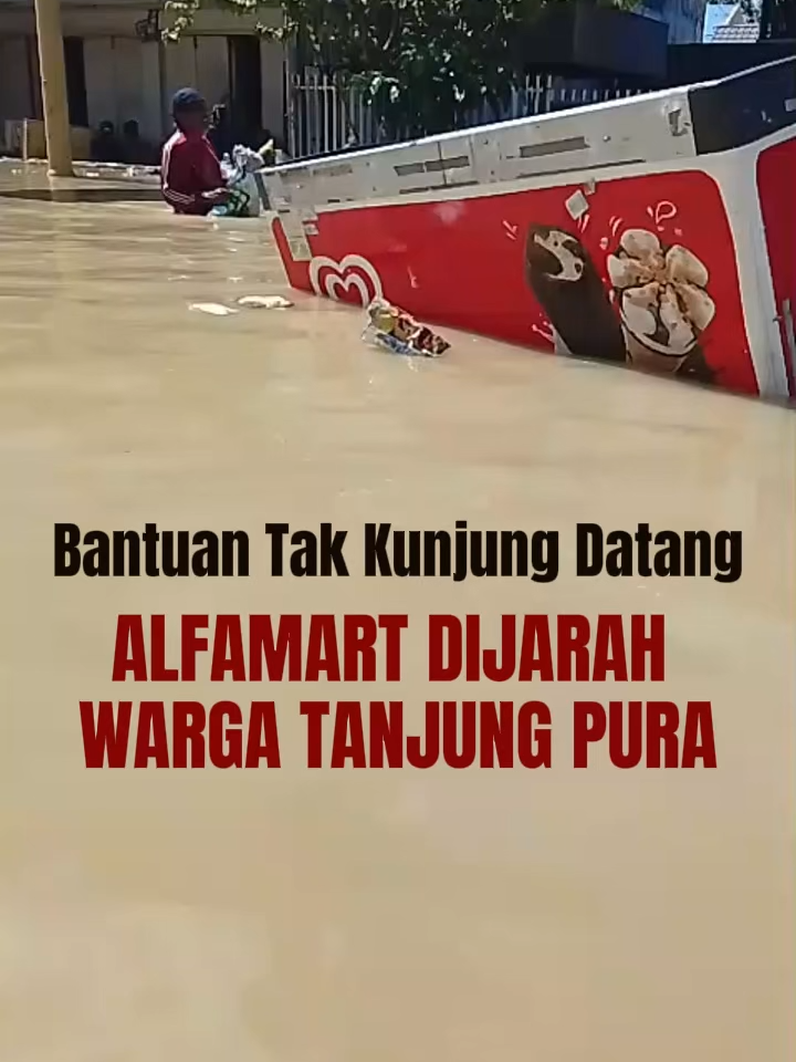 Bantuan Tak Kunjung Datang, Alfamart Dijarah Warga Langkat - Bantuan untuk korban banjir di Kecamatan Tanjung Pura tak kunjung datang. Warga yang kelaparan menjarah toko ritel moderen Alfmart di Kelurahan Pekan Tanjung Pura, Kecamatan Tanjung Pura, Langkat, Sabru (29/11/2025) siang. Dari video yang beredar, warga kesulitan mencari bahan pangan dan kebutuhan pokok lainnya. Uang yang mereka punya pun tak berarti, karena aktivitas perdagangan lumpuh total. Empat hari menanti, bantuan dari pemerintah tak kunjung datang. Alhasil, dengan inisiatif yang juga tak dibenarkan, warga meringsek masuk ke toko ritek tersebut dan menjarah barang-barang. Tak hanya Alfamart, ritel moderen lainnya seperti Alfamidi dan Indomaret di sana juga jadi sasaran penjarahan warga. #Banjir #Tanjungpura #Indomaret #Alfamart #Langkat
