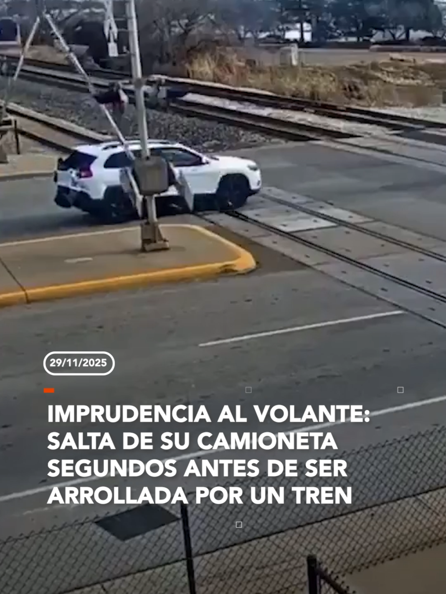 #Internacional | Un momento de extrema imprudencia terminó en un impacto que pudo ser fatal. En Utah, un conductor abandonó su camioneta segundos antes de que un tren FrontRunner la arrollara por completo. Las imágenes muestran cómo el hombre salta del vehículo justo a tiempo, mientras la locomotora lo destruye sin posibilidad de frenar. FUENTE: Redes Sociales ▶️ Más información en www.reduno.com.bo #RedUno #RedUnoDigital #Bolivia #Notivisión