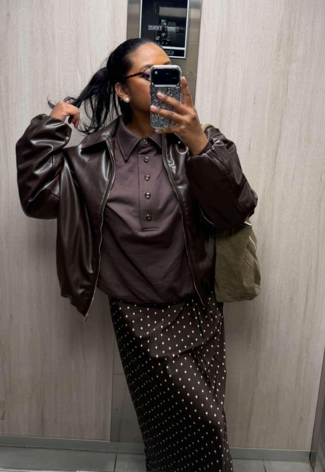 Brown outfit 🐻 alors … qui avait la vision ? 🤭 BAG @ISABEL MARANT  P0LKAD🫶🏽TS SKIRT @ZARA  POLO @H&M  JACKET @ZARA     #brownoutfits #pois #oceaneweek #lessecretsdeloly 