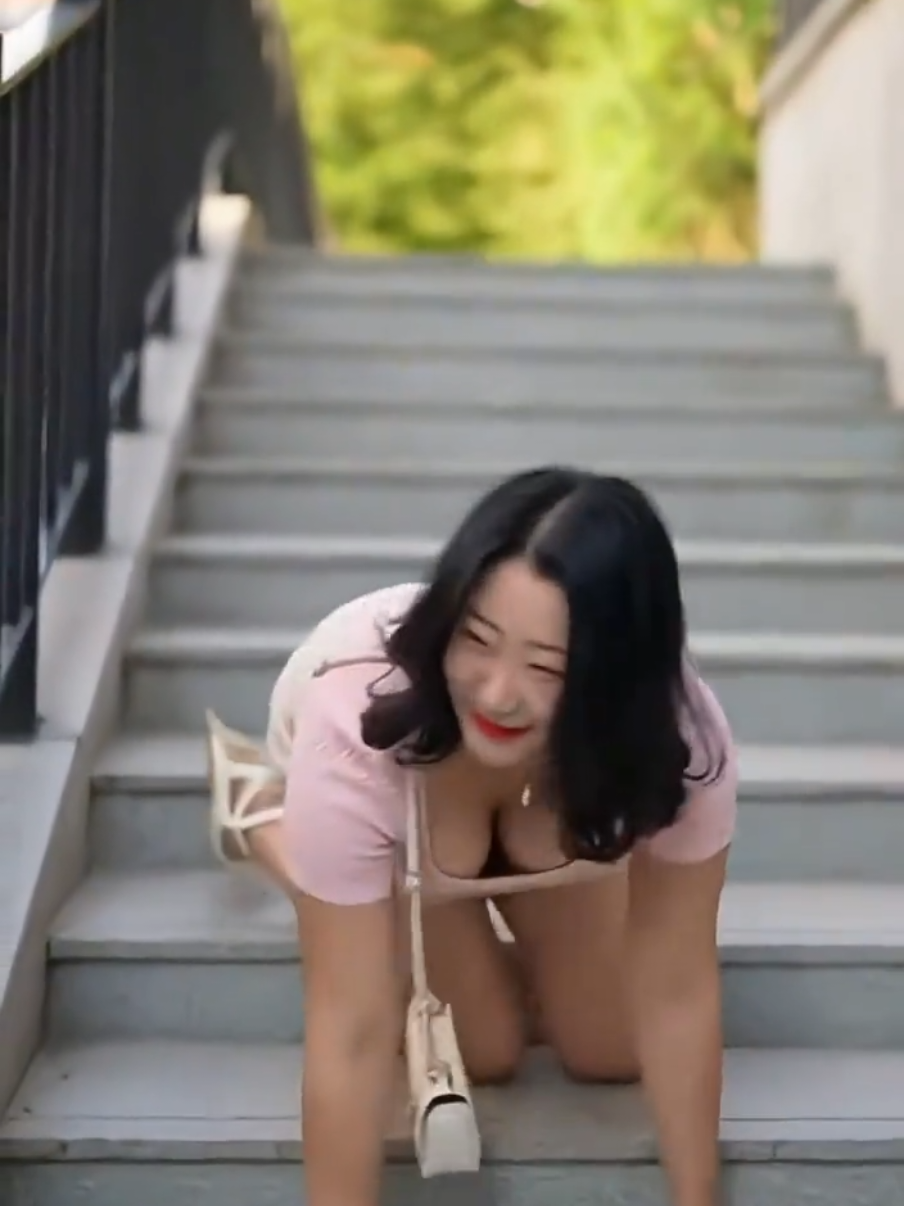 무슨 색인지 보셨나요?^^ #아줌마 #미시 #중년 #유부녀 #오바콤 키워드 : 출렁 섹시한 e컵 d컵 넘어지는 계단 가슴