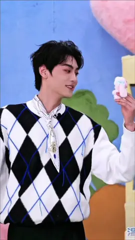 絶対にこのてぃあんくんずゆくんのこと考えてぬいぐるみにキスしたに違いないよね~表情一緒だもん🧐🫣🙄 #tianxuning #tianxuning田栩宁 #田栩宁 #ziyu #梓渝 