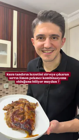 Evde lokum gibi kuzu tandırın tüm sırlarını tek tek paylaşıyorum. 👇Bu tarifte hiçbir adım süs değil; her malzeme ve her teknik tandır etkisini ortaya çıkarmak için, haydi başlayalım.  Öncelikle bu videoyu kaydetmeyi, sevdiğin bir arkadaşına göndermeyi unutma😊 • Neden kuzu kol? Kuzu kol, yüksek oranda jelatin ve bağ dokusu içerir. Uzun pişirmede bu jelatin erir ve ete “lokum” kıvamını veren asıl şey budur. Koyun eti bu kadar yumuşamaz, jelatini yüksek olmadığı için lifler daha sert kalır. • Eti çizmemizin sebebi: Hem yağın dışarı çıkmasını sağlar hem de sosun ete daha iyi tutunmasına yardımcı olur. • Delik açıp sarımsak gömmemizin sebebi: Sarımsağın aroması etin içine içten dışa doğru piştiği için daha kalıcı ve daha derin olur. • Zeytinyağı: Baharat ve salçayı taşıyıcıdır; lezzeti ete eşit şekilde yayıp yüzeyde film oluşturur. • Tuz ve karabiber: Tuz etin suyunun içeride kalmasını sağlar; karabiber kuzu etinin kokusunu dengeler. • Pekmez: Pişerken karamelize olur, dış yüzeye hem renk hem de doğal bir tatlılık verir. Tandır etkisindeki kızarmanın sebebi budur. • Limon kabuğu: Kuzu etinin ağır aromalarını dengeler. Uçucu yağları sayesinde ferah bir koku bırakır. • Limon suyu: Asit, etin yüzeyindeki kas liflerini gevşetir; pişme sürecinde eti daha yumuşak hale getirir. Ağırlığı da keser. • Maydanoz sapı (etin altına): Pişme sırasında aromayı alta verir ve etin yağlarının direkt kâğıda temas edip yanmasını engeller. Hafif bitkisel bir aroma da bırakır. • Yağlı kağıt + folyo: Tandırdaki “kapalı pişirme” etkisini yaratır. İçerideki buharı hapseder; etin kurumasına izin vermez. • Fırının altına su koymamızın sebebi: Fırın içindeki nemi artırır. Bu nem, etin yüzeyinin kurumasını tamamen engeller ve dışta değil içte pişmeyi destekler. • Son kızartma aşaması: Sarıldığı halden çıkartıp yüksek ısıyla pişirmek, tandırın o çıtır, karamelize yüzeyini oluşturur. Sonuç: Kemiğinden kendi kendine ayrılan, dokunduğunda dağılan gerçek bir “lokum tandır”. 🔥 Kuzu tandıra daha önce böyle dinlemediysen yorumlara gelmeyi ve öğrenmesini istediğin bir arkadaşına göndermeyi unutma 🔥