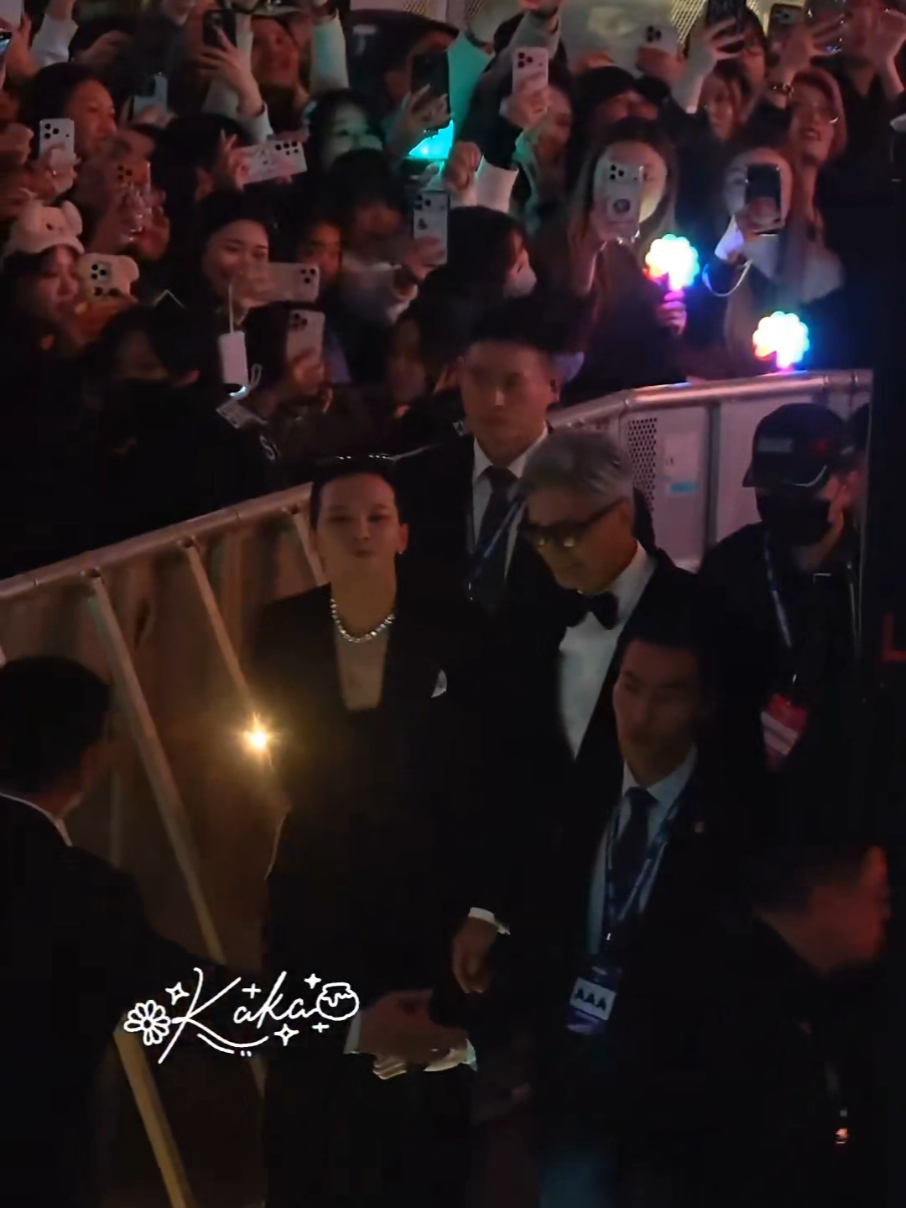 He is everybody Princess 🥹💋🥰 Congratulation our Leader GDRAGON for Winning ARTIST OF THE YEAR, BEST MALE ARTIST, BEST DANCE PERFORM MALE SOLO at MAMA AWARDS 2025🥂🔥🎉💃😍🥰😎👑👏👏👏👏👏 #GDRAGON2025  #Übermensch  #ARTISTOFTHEYEAR  #2025mamaawards 