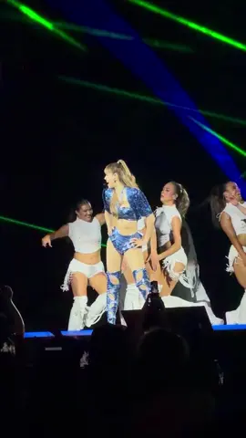 omgg #blackpink #lisa #deadlineinsingaporeday2 