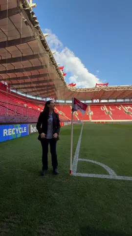 Tati x bandeirinha de escanteio! Achei que a do Olympiacos seria menor do que eu😂