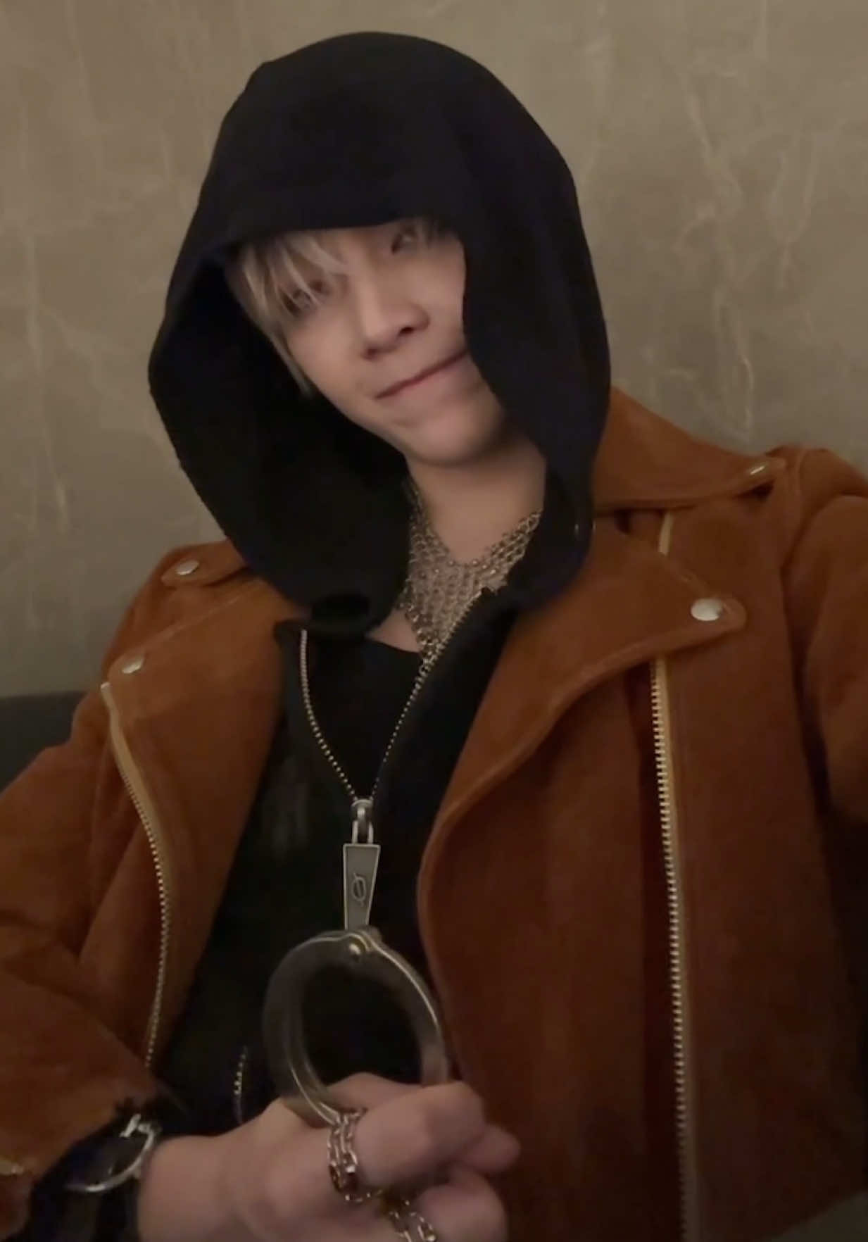 the random asmr w his handcuffs and Taylor coming out of nowhere??💀😭 #nicholas #andteam_nicholas #andteam #luné #kpop 