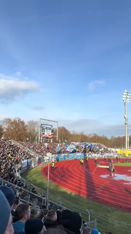 Block voll. Löwen laut. 🦁 60 München übernimmt – wie immer. 🔵⚪ Doch ab der 45. Minute hing alles: Gedanken bei dem, der reanimiert werden musste. 🕊️🤍 SSV Ulm 1846 vs. TSV 1860 München | 3. #Bundesliga __ #TSV1860 #München #ultras #fyp 