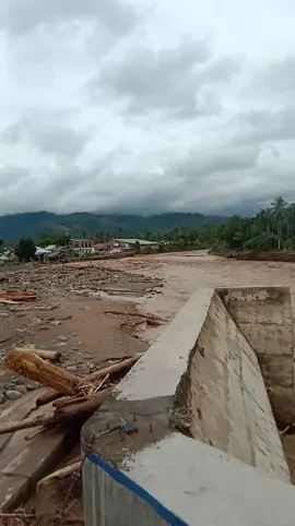 Karna terlalu derasnya banjir, arus nya merubah arah..  lubuk minturun, padang, sumatera barat #banjir #banjirbandang #semuaorang 