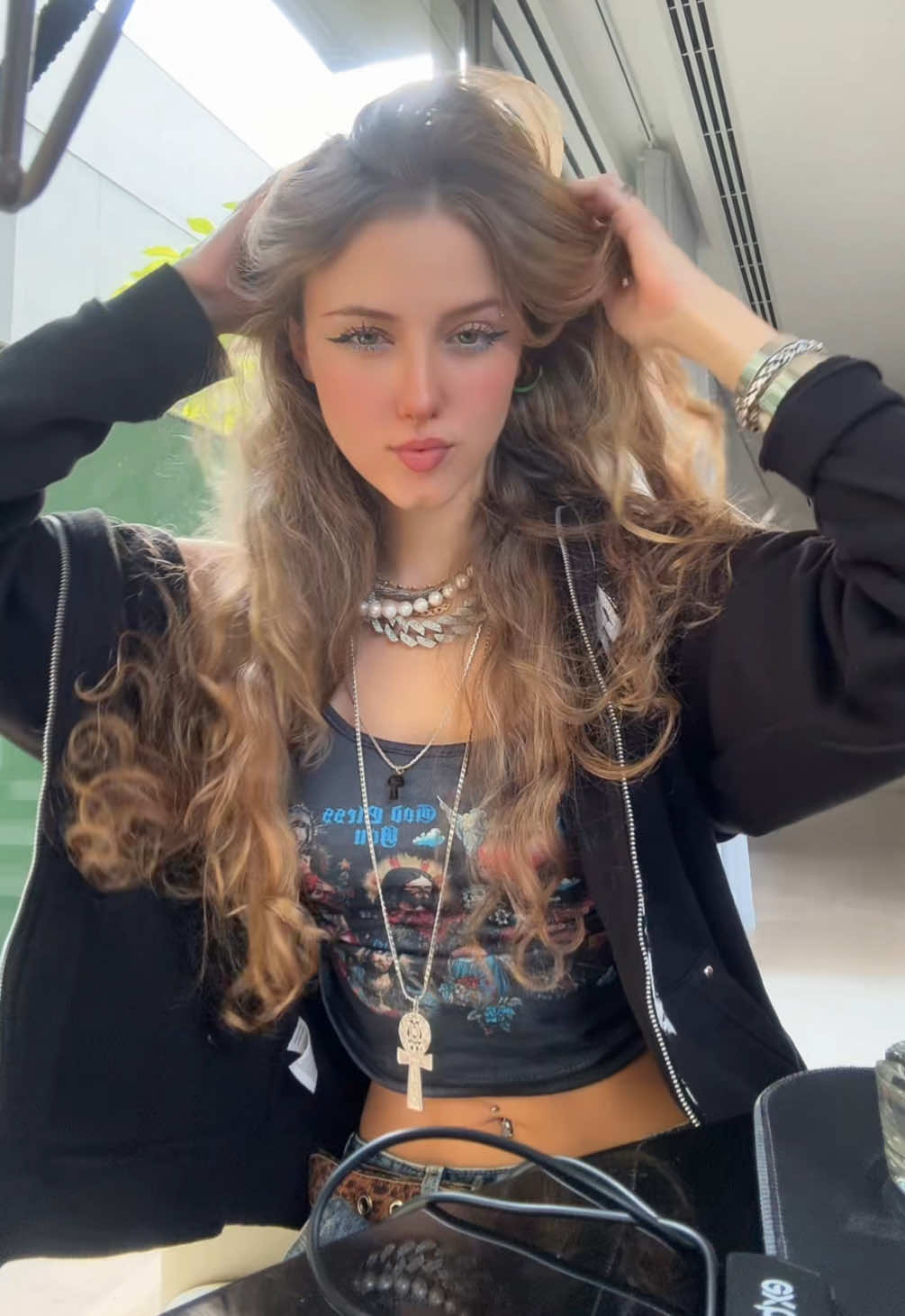 ESSA VEM MUITO QUENTE HOLY SHI