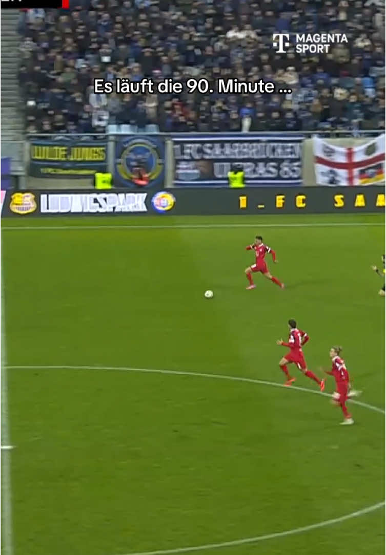 Bist du verrückt?! Was eine irre zweite Halbzeit, in der fünf (!) Tore in Saarbrücken fallen. Rot-Weiss Essen dreht ein 0:1 und ein 1:2 um und sichert sich einen ganz wichtigen Auswärtssieg ⚽️  Alle Spiele der 3.Liga siehst du live bei #MagentaSport! 📺🔥