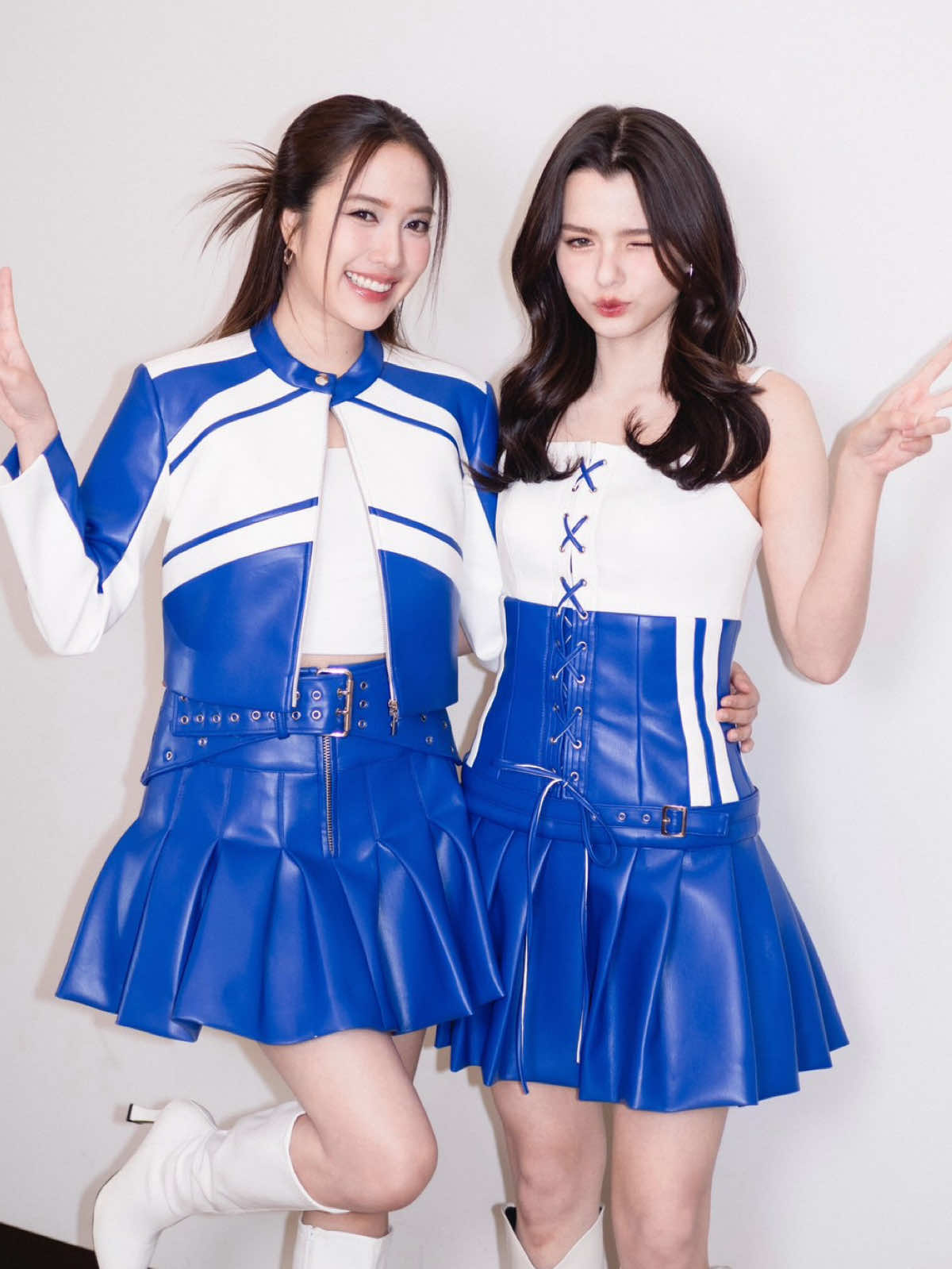 “BecBec và No.1 Supporter của ẻm, cứ nhắc mọi người mua vé rồi nhắc em quảng bá về ngày 30 mãi thôi í  Chiếc embe nhà này được cái nói KHÔNG với spoil mà chị đếm 1 2 3 kêu nhảy là nhảy liền 🐰🪽🤍✨” #freenbecky #srchafreen #beckysangels #ฟรีนเบค #extremeโคนเจนใหม่กับน้องฟรีนเบ็คกี้ 