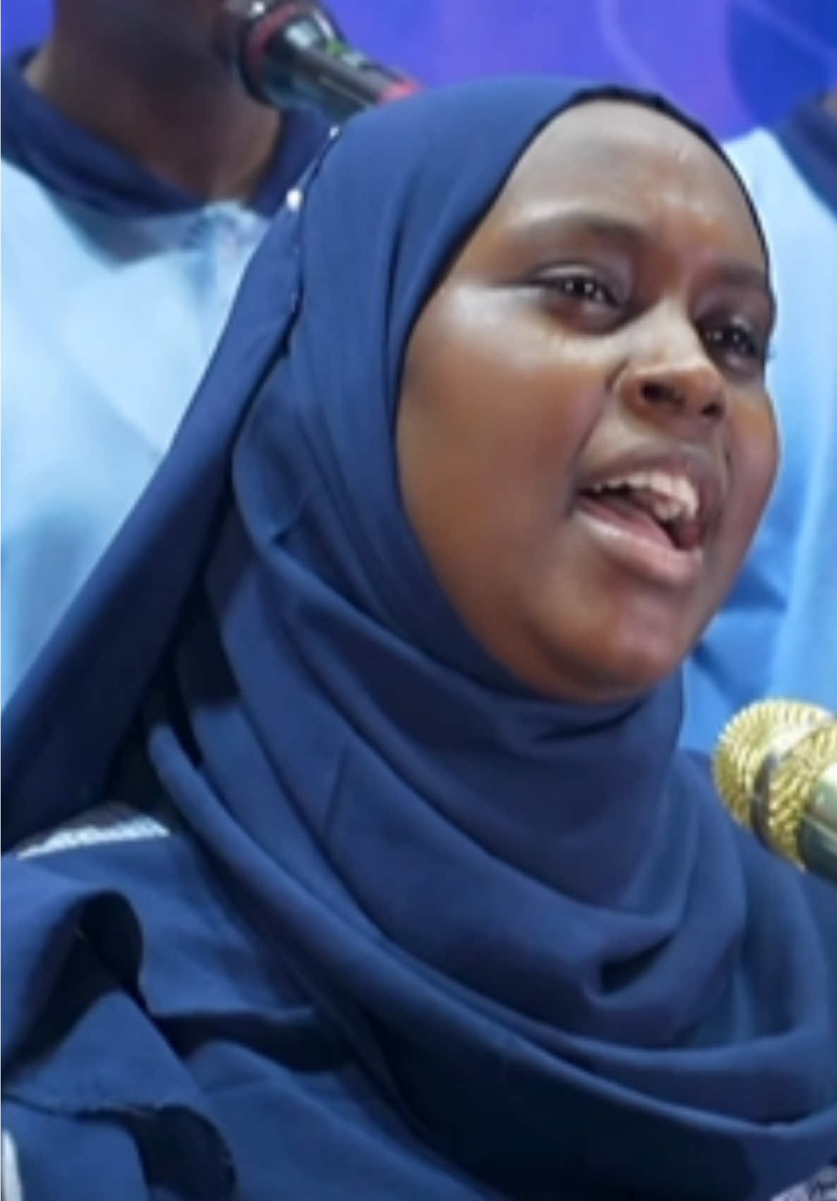 📚 إلى معلمينا 🇸🇩✨ ✍️ كلمات الأستاذة: آية يوسف 🎼 ألحان وتوزيع: مصعب الشاعر 🎤 هندسة الصوت: وائل عبداللطيف 🎶 الأداء: كورال مؤسسة د. أبوذر الكودة التعليمية 🎶 يا قبلةَ الدربِ المبين، ومنارةَ الخطوِ المتين… مرحباً سلامٌ يا معلمين.🎶 الأرقام المميزة التي حققها معلمونا صانعو التميز والنجاح تعكس جهودهم المخلصة وتفانيهم وإخلاصهم الدائم. نتيجة المتوسطة المنتظرة تؤكد استمرار هذا التفوق، ومع بدء توزيع حافز النصف ترليون تكريماً لهم، نُرسل رسالة شكرٍ وعرفان لكل معلم حمل همّنا وساهم في رسم طريق النجاح. اليوم نحتفل بالمعلمين الذين أسعدوا الأسر وأبهجوا الطلاب، مؤكدين أن كل نجاح تحقق كان بفضل صبرهم وإخلاصهم وعزيمتهم التي صنعت مستقبل أبنائنا. معلمونا… قبلة الدرب المبين، الذين كانوا ولا يزالون منارة التميز والدعم لكل طالب. في المؤتمر الصحفي لإعلان النتائج، جاءت أرقام الإذاعة في جميع المراحل لفرع القاهرة كالتالي: ▫️الابتدائية: 167 تلميذ/ة تمت إذاعتهم. ▫️المتوسطة: 50 تلميذ/ة تمت إذاعتهم في العام السابق، وفي انتظار نتائج العام الحالي. ▫️الثانوية: 31 طالب/ة تمت إذاعتهم. #مؤسسة_د_أبوذر_الكودة_التعليمية #حفظ_الله_السودان_وأهله #السودان 🇸🇩