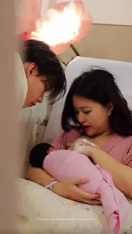 Momen intim Vior saat menyusui sang buah hati, ditemani dan didampingi setia oleh Vincent #viormelahirkan #viorvincent #vior #vincent #AGSRN123 
