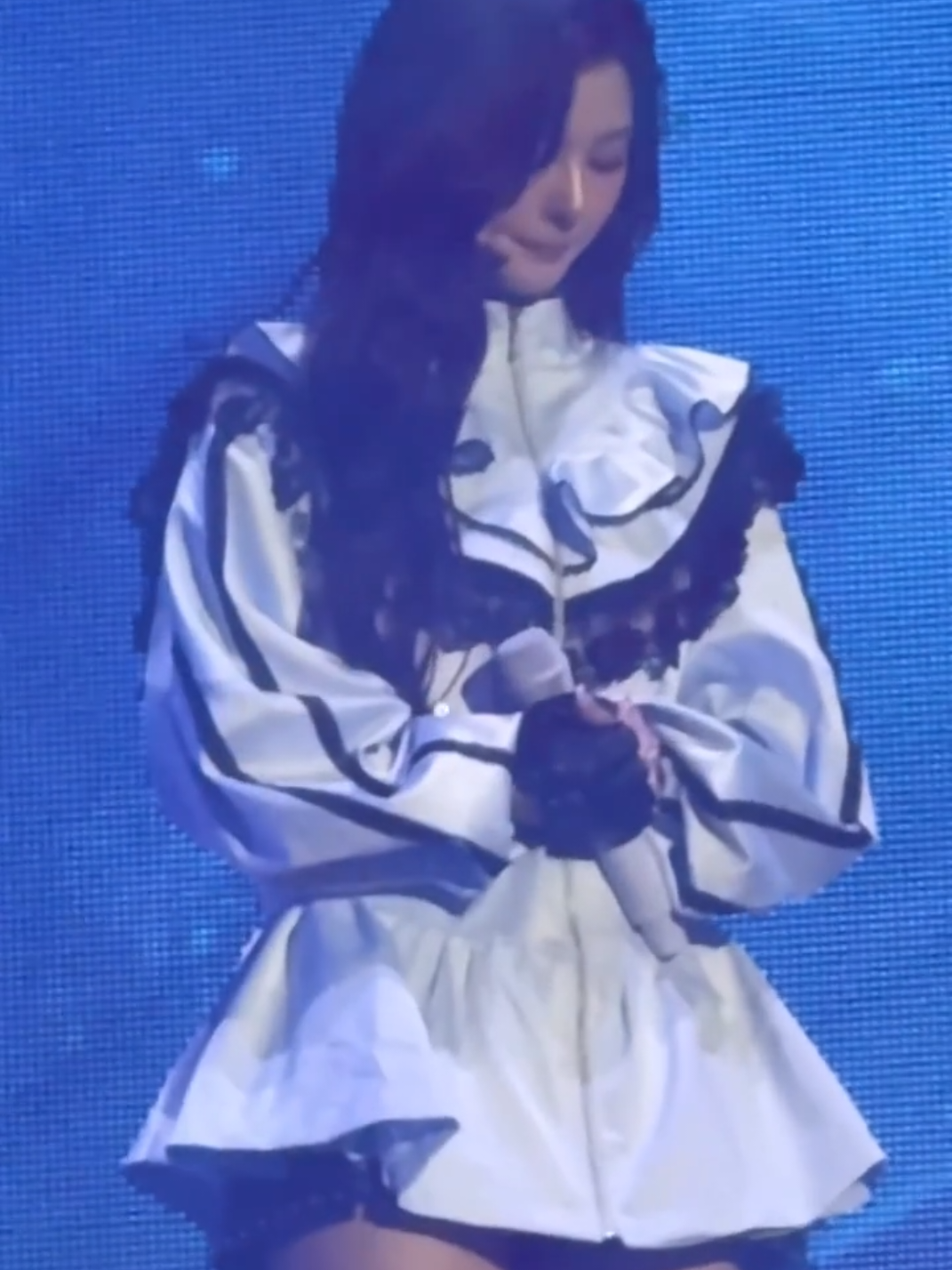 Sullyoon's hands were shaking violently during the concert. Sullyoon explained that it wasn't because she was sick, but because she had a fear of heights. The lift that carried her was very high. The staff asked if they should lower it a little, but she insisted on keeping it high because she wanted the stage to look beautiful. She asked us not to worry🥲 251129 #nmixx #sullyoon #설윤 #ソリュン #雪允 