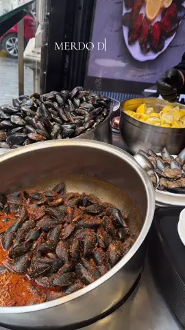 اطعم محار في شارع الاستقلال 📍 الرز من جوا سبااايسي 🥵❤️‍🔥 #ميديا #تركيا #istanbul🇹🇷 #ميديا #محار 